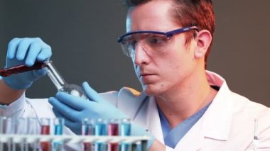 Labaratuvar farklı sıvı karıştırma bilim adamı