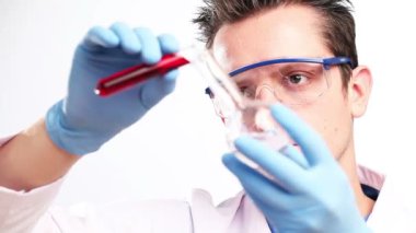 bilim adamı labaratuvar sıvılarda karışımları