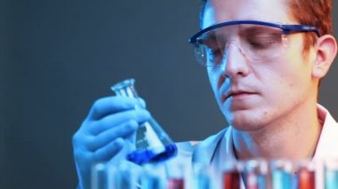 genç bilim adamı sıvılar karışımları