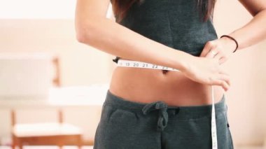 Ölçüm bandı olan kadın