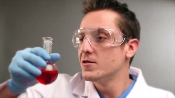 Cientista louco bebe produtos químicos vermelhos — Vídeo de Stock
