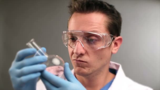 Безумный ученый пьет химикаты — стоковое видео