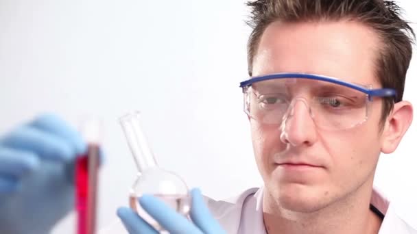 Wissenschaftler mischt Flüssigkeiten im Labor
