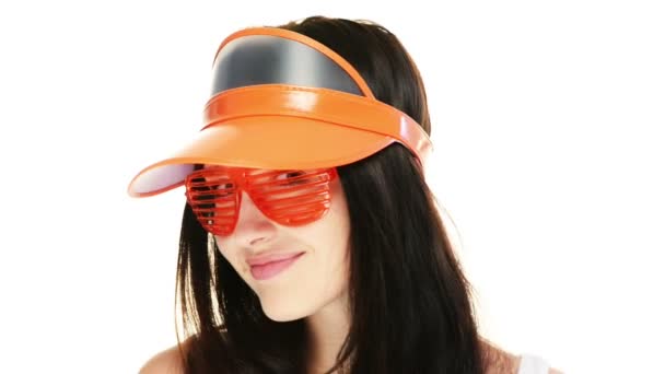 Junge Frau in orangefarbener Brille flirtet mit Kamera — Stockvideo