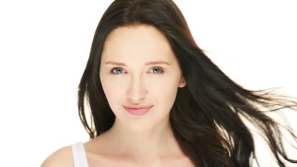 Młoda kobieta uśmiechając się, flirtuje z aparatu - z bliska — Wideo stockowe