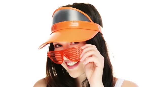 Jeune femme en lunettes orange flirtant avec la caméra — Video