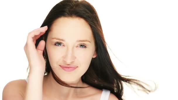 Joven mujer sonriendo coqueteando con la cámara - de cerca — Vídeos de Stock