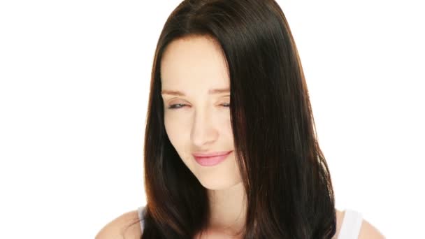 Belle femme souriant à la caméra sur le fond blanc 