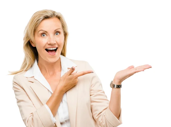 Reife Geschäftsfrau zeigt lächelnd auf leeren Kopierraum — Stockfoto