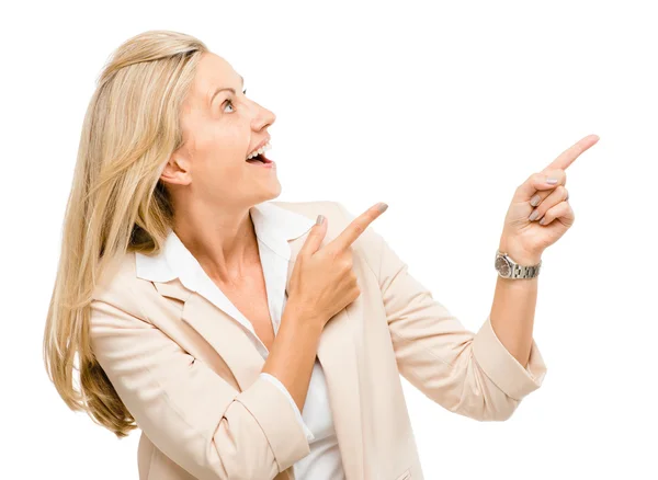 Mujer madura mostrando espacio de copia vacío isoated sobre fondo blanco —  Fotos de Stock