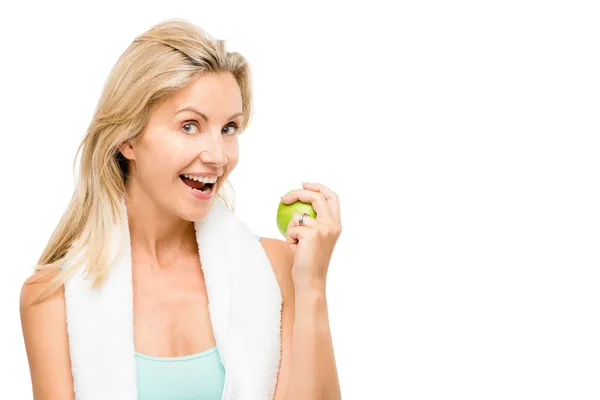 Saludable mujer madura ejercicio verde manzana aislada en la espalda blanca — Foto de Stock