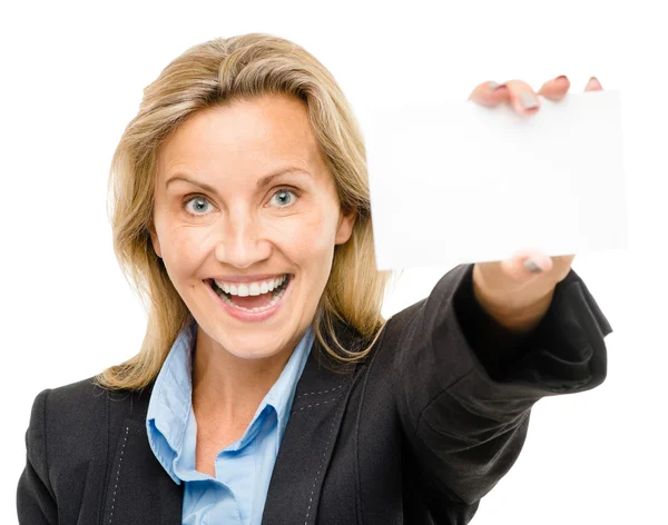 Зріла бізнес-леді тримає білий плакат вказуючи — стокове фото