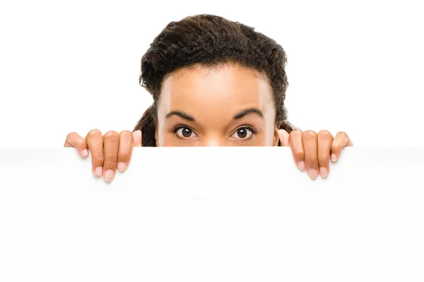 Empresária muito afro-americana segurando cartaz isolado no fundo branco — Fotografia de Stock