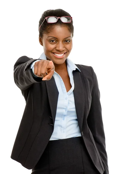 Mulher de negócios afro-americana feliz apontando isolado no fundo branco — Fotografia de Stock