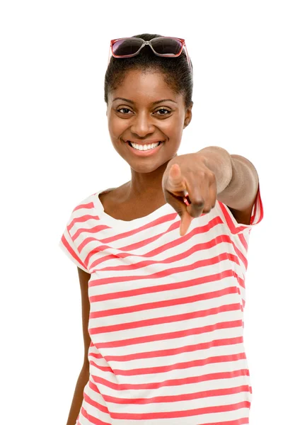 Belle femme afro-américaine pointant isolé sur le dos blanc — Photo