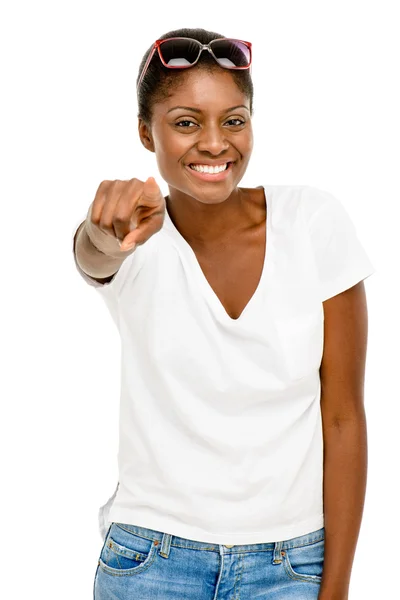 Mulher afro-americana feliz apontando para você isolado em branco — Fotografia de Stock