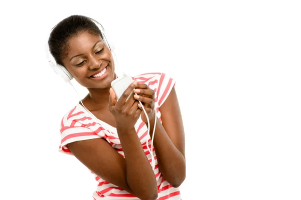 Piękne african american kobieta wideo wiadomości telefon komórkowy na białym tle — Zdjęcie stockowe