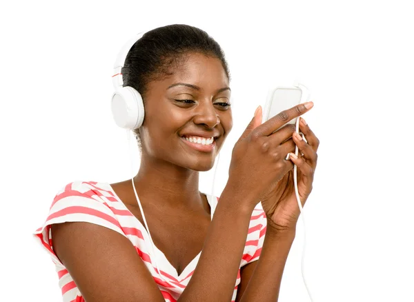 Krásná africká americká žena video messaging mobilní telefon izolovaných na bílém pozadí — Stock fotografie