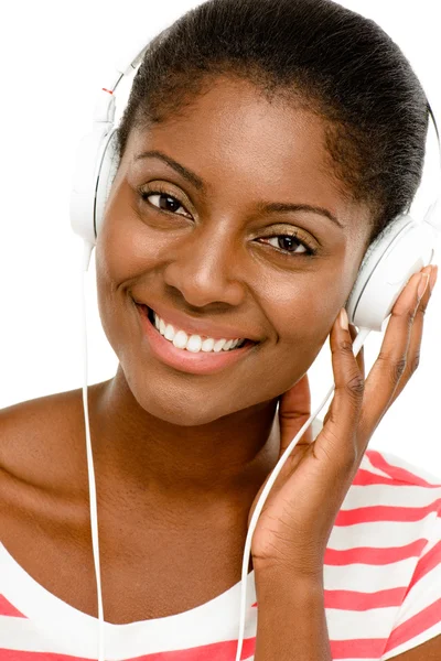 Mulher afro-americana bonita ouvindo música telefone móvel — Fotografia de Stock