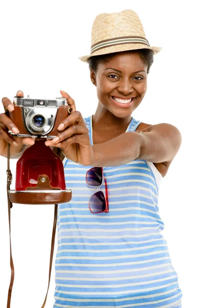 Τουριστική ευτυχής αφρικανική αμερικανική γυναίκα κρατώντας εκλεκτής ποιότητας φωτογραφική μηχανή που απομονώνονται σε λευκό φόντο — Φωτογραφία Αρχείου