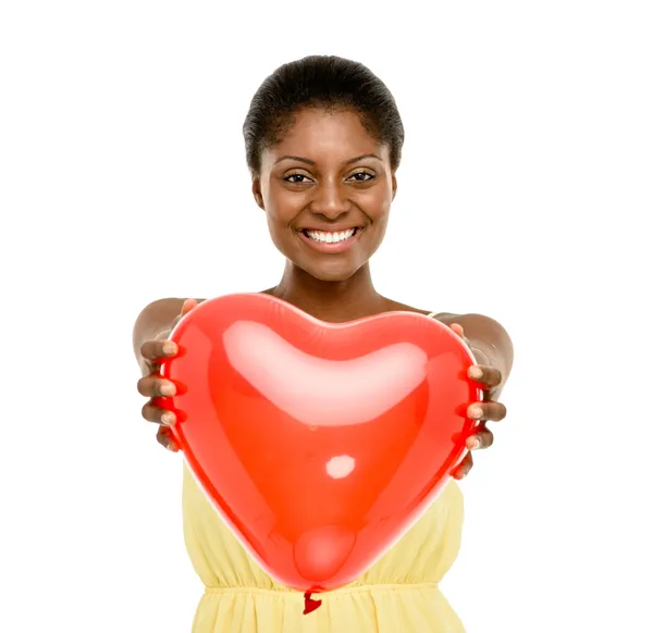 Bastante afroamericana mujer sosteniendo rojo corazón globo aislado — Foto de Stock