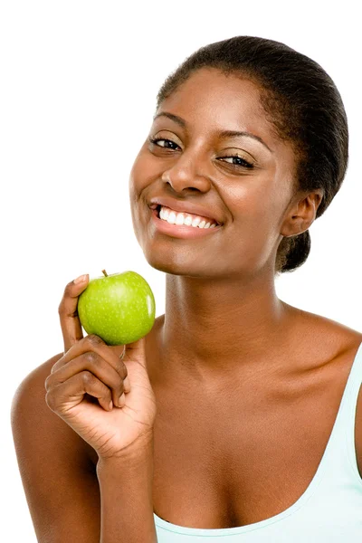 Mujer afroamericana sana sosteniendo aislado de manzana verde fresca — Foto de Stock