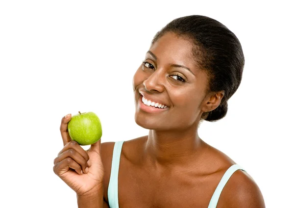 Mujer afroamericana sana sosteniendo aislado de manzana verde fresca — Foto de Stock