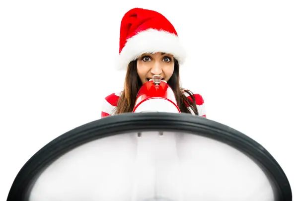 Sexy modelka v červené barvě, křičí na megafon nosí vánoční — Stock fotografie