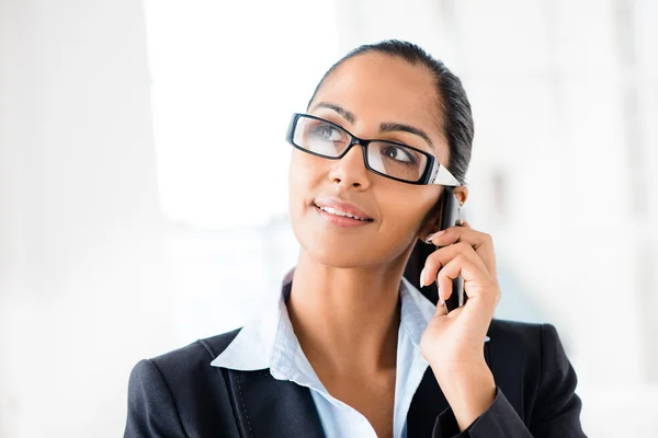 Indiska affärskvinna sända texten meddelande mobiltelefon glad — Stockfoto