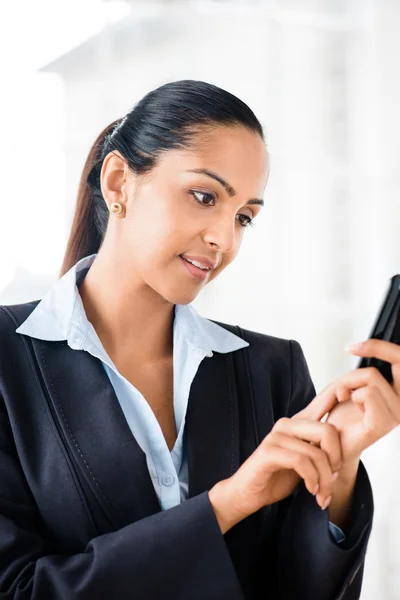 Indiase zakenvrouw verzenden tekst bericht mobiele telefoon gelukkig — Stockfoto