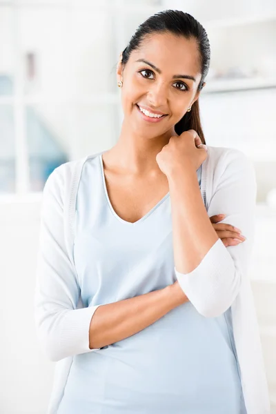 Close-up portret prachtige Indiase vrouw die lacht — Stockfoto