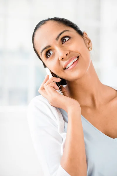 Hermosa mujer india usando el teléfono móvil feliz — Foto de Stock