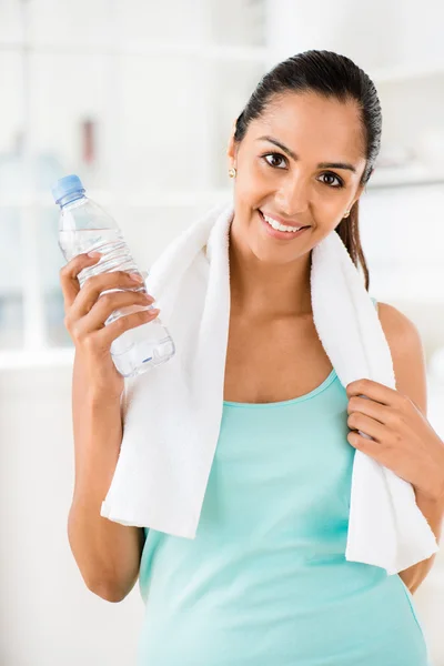 Bella donna indiana bottiglia d'acqua fitness sano felice — Foto Stock