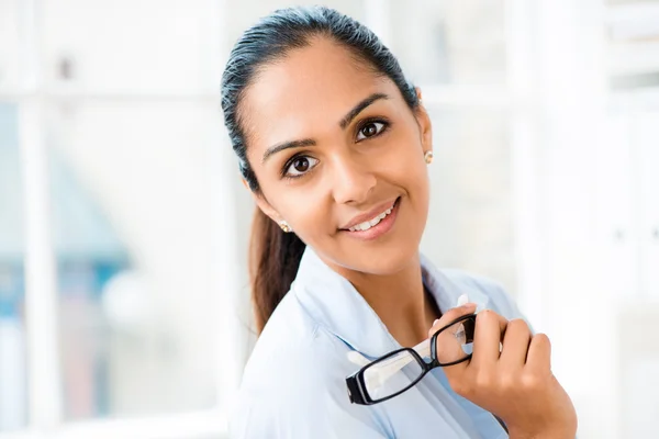 Hermosa joven mujer de negocios india retrato feliz sonrisa —  Fotos de Stock