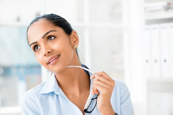 Mujer de negocios india pensando futuro — Foto de Stock