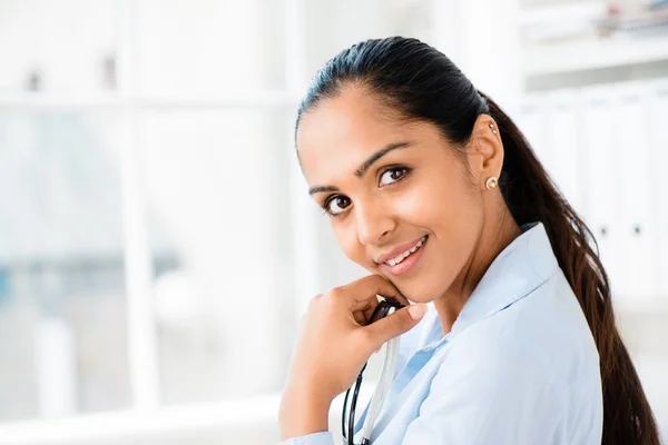 Jovem mulher de negócios indiana bonita retrato feliz sorrindo — Fotografia de Stock