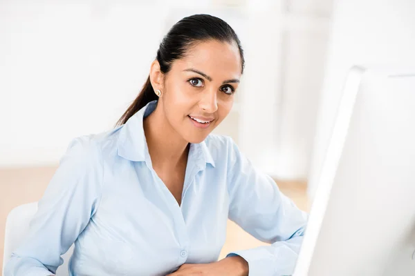 Indiano business donna piuttosto sorridente ufficio — Foto Stock