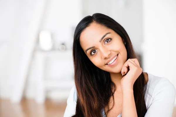 Vacker indisk kvinna stående glada leende — Stockfoto