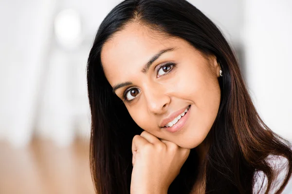 Vacker indisk kvinna stående glada leende — Stockfoto