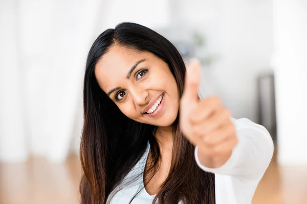 Vacker indisk kvinna tummen upp glada leende — Stockfoto