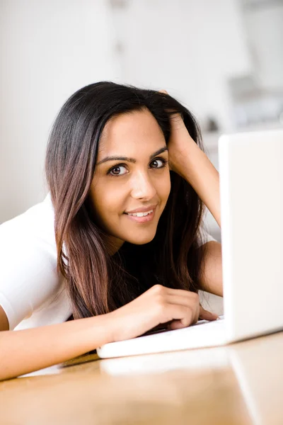 Mulher de negócios indiana usando computador feliz — Fotografia de Stock