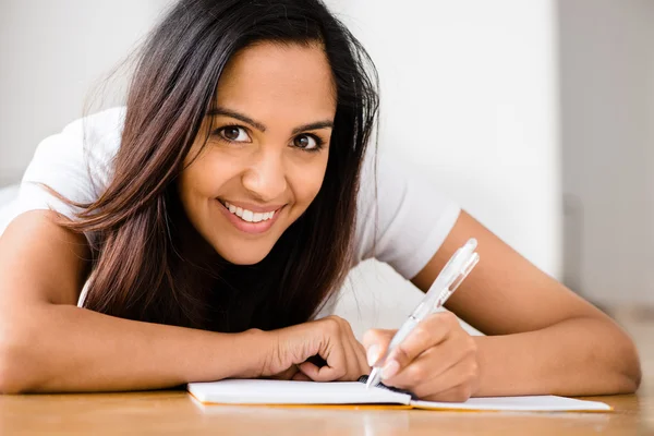 Indiase vrouw gelukkig student — Stockfoto