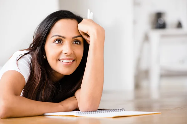 Indiase vrouw gelukkig student — Stockfoto