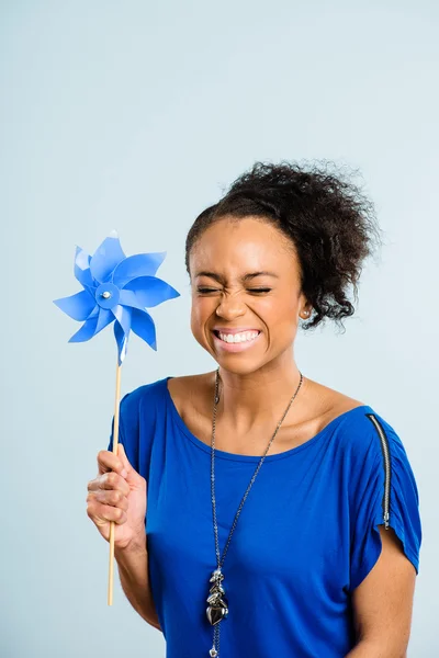 Vicces nő portré valódi nagyfelbontású kék háttér — Stock Fotó