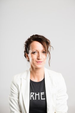 komik kadın portre gerçek yüksek çözünürlüklü gri arka plan