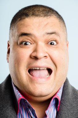 komik adam portresi gerçek yüksek çözünürlüklü mavi arka plan