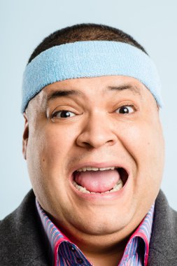 komik adam portresi gerçek yüksek çözünürlüklü mavi arka plan