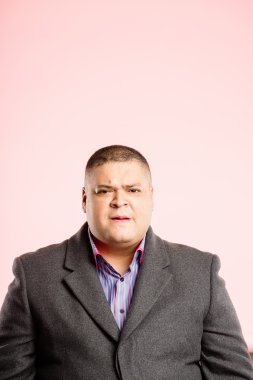 komik adam portresi pembe arka plan gerçek yüksek çözünürlüklü