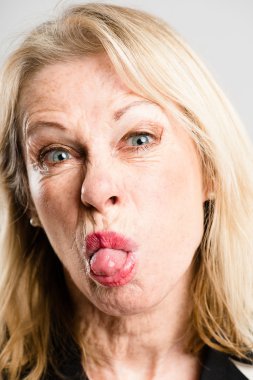 komik kadın portre gerçek yüksek çözünürlüklü gri arka plan