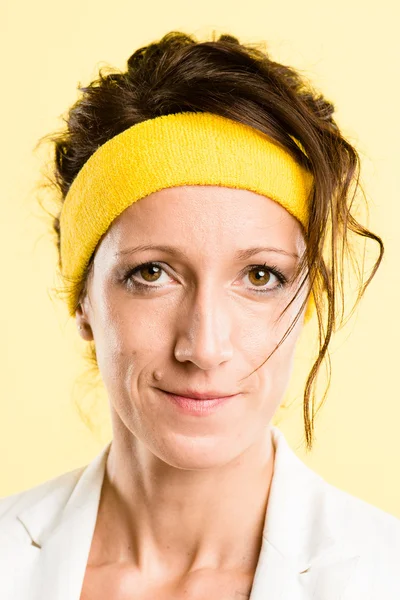 Ernstige vrouw portret echte high-definition gele backgr — Stockfoto